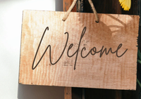 Renovación de la señalización exterior: Trucos de grabado láser para jardines con estilo